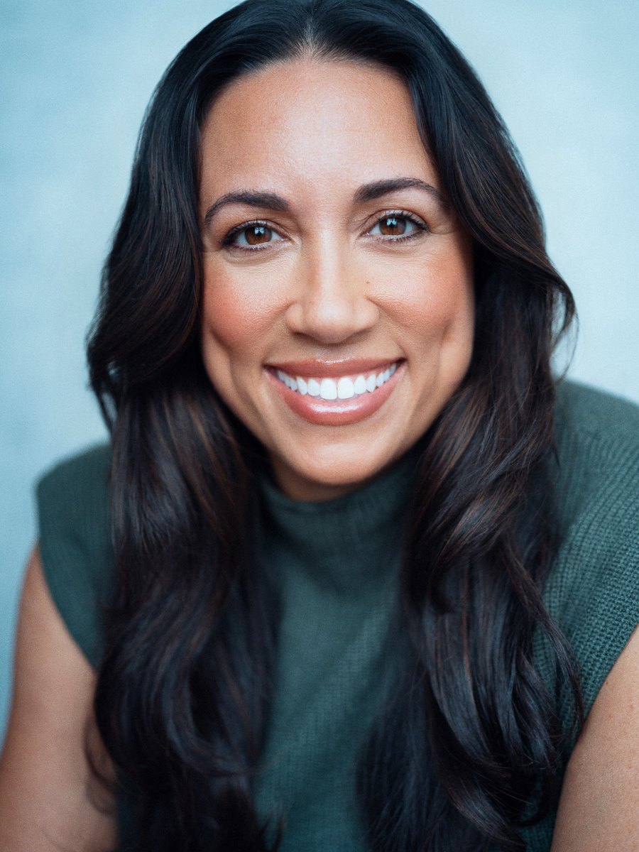 Miranda Roldán, warm commercial headshot